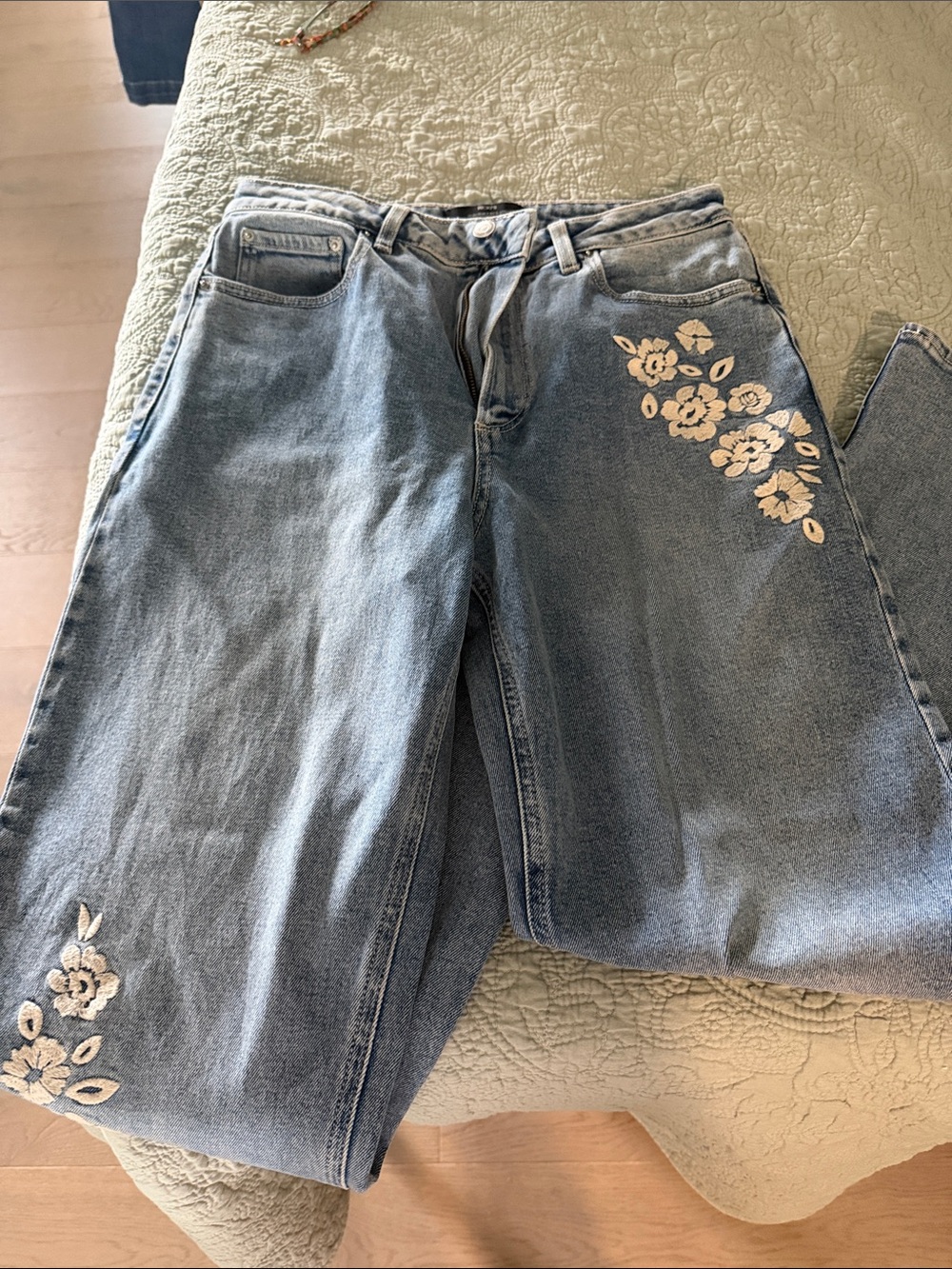 Light Blue Women's Floral Embroidered Straight-Leg Jeans